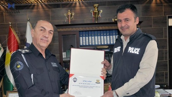 هاتوچۆ، لەپای دەستپاکی و ئەمانەت پارێزی سوپاسی کارمەندێکی دەکات