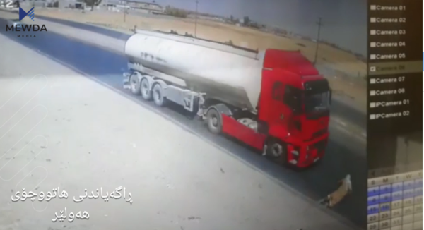 بە ڤیدیۆ... هاوڵاتییەک خۆی فڕێدەداتە ژێر بارهەڵگرێک و دەستبەجێ گیان لەدەستدەدات