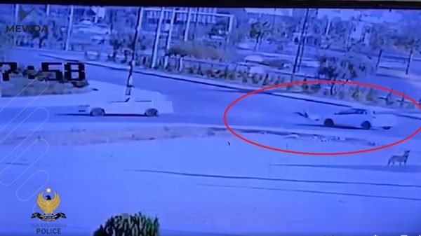 بەڤیدیۆ... ئۆتۆمبێلێک لە هاوڵاتییەک دەدات و هەڵدێت