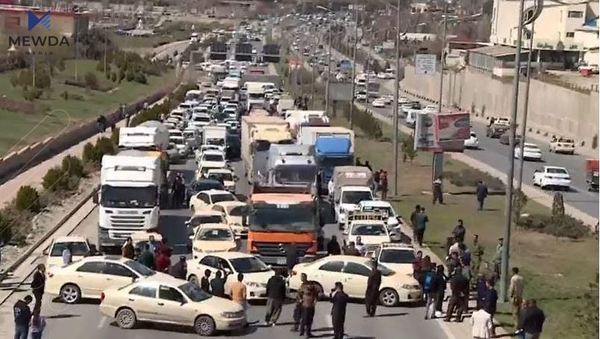 شۆفێرانی تاکسی شەقامێکی سەرەکی دادەخەن