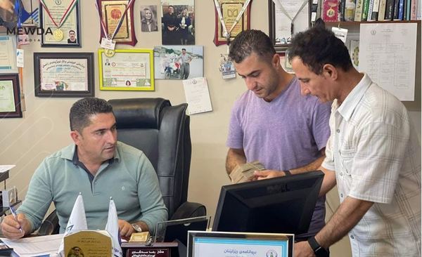 سلێمانی؛ بەڕێوەبەرێک مووچەی فەرمانبەرەکانی دەدات