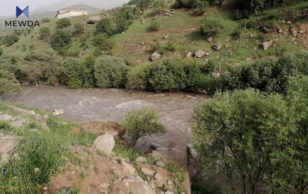 کچ و باوکێک لە چۆمان خنکان 