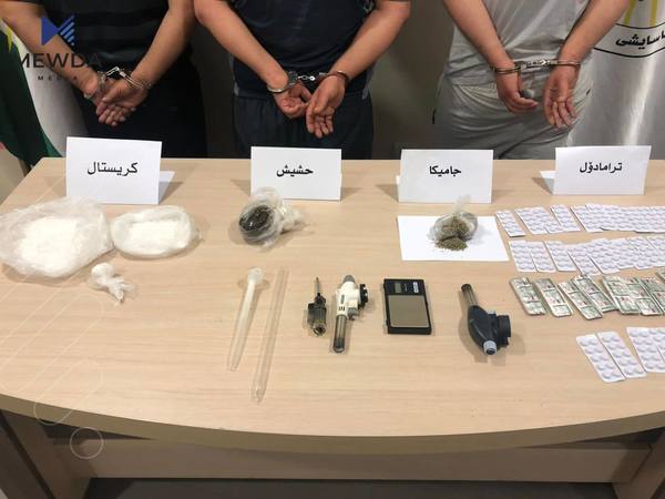 بڕێک مادەی هۆشبەر دەستی بەسەردا گیرا و سێ تۆمەتباریش دەستگیرکران