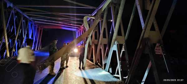 بارهەڵگرێک خۆی دەکێشێت بە پردی دێوانەدا و دواتر شۆفێرەکەی هەڵدێت